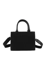 Cartera negra de PU con textura, asas superiores y correa regulable y desmontable con el logo de la marca. Tiene un detalle metálico en forma de labios en el frente.