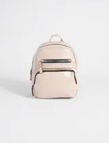 Mochila pequeña de cuero sintético color rosa claro, con dos compartimentos frontales con cierre negro.