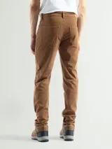 Pantalon de corte recto confeccionado en pana de algodón, con cierre frontal de botón y cremallera, y bolsillos laterales y traseros.