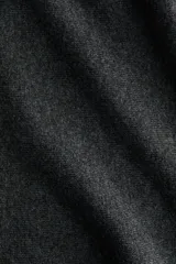 Remera de punto fino color gris oscuro, con escote en V y mangas dolman largas.