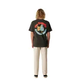Remera verde militar oscura con pequeño estampado gráfico en el pecho y diseño de manga corta.
