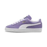Championes Puma Suede Classic de color lila con detalles en blanco. Presentan una capellada de gamuza, la icónica franja lateral de la marca en contraste y suela de goma texturizada.