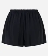 Short de playa color beige, confeccionado en viscosa y poliamida, con diseño holgado, bolsillos laterales, cintura elástica con cordón de ajuste tipo lazo y detalle de botones frontales.