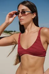 Top de bikini negro con breteles finos.