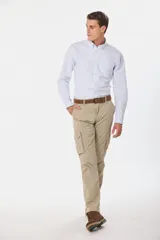 Pantalón cargo de gabardina en color verde militar, con bolsillos laterales tipo cargo con solapa y cierre de botón, y bolsillos frontales clásicos.