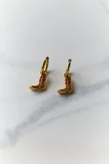 Par de aros dorados con forma de bota texana y detalles esmaltados en rojo. Cierre tipo argolla.