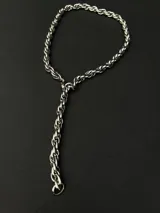 Collar de cadena con eslabones trenzados de diseño robusto y versátil. Fabricado en acero inoxidable con recubrimiento en tono dorado.