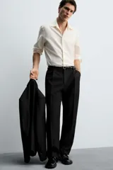 Camisa de corte regular fit confeccionada en una mezcla de algodón y lana. Presenta cuello solapa, manga larga con puños abotonados y cierre frontal con botonadura.