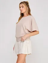 Blusa Allie Rose de punto liviano color beige, con trama texturada en relieve de efecto gofrado, silueta relajada, escote redondo amplio, mangas cortas holgadas de corte mariposa y ruedo con pretina ancha.