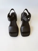 Sandalias de cuero negro con taco cuadrado de 6cm y tira ancha sobre los dedos.
