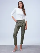 Pantalón verde militar de gabardina elastizada, marca Ruby Rd, corte recto, largo al tobillo y pretina ancha elastizada. Delantera con bolsillos simulados y trasera con bolsillos aplicados.