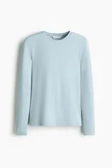 Remera entallada de microfibra color celeste, con manga larga y escote redondo ribeteado.