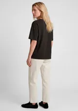 Camiseta de manga corta color negro, con cuello redondo y diseño básico.