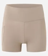 Mono deportivo corto de microfibra color beige, sin mangas, con cuello alto, medio cierre frontal, recortes de tul y short interno integrado.