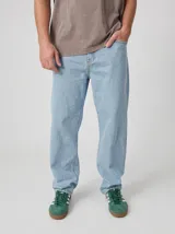 Jean de corte baggy con calce relajado, confeccionado en denim de algodón premium en color celeste claro, con diseño de cinco bolsillos y costuras reforzadas.