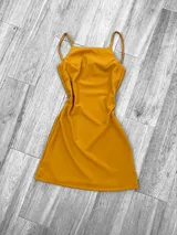 Vestido corto rojo con breteles finos y escote cuadrado.