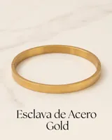 Pulsera tipo esclava rígida de acero con baño de oro, con diseño grabado de guarda griega en toda su superficie.