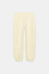 Pantalón jogger de tiro alto y color azul marino, con cintura elástica ajustable mediante cordones con herretes metálicos y puños elásticos en los tobillos.