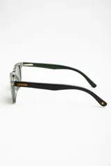 Lentes de sol polarizados con armazón transparente y patillas de madera, con cristales oscuros.