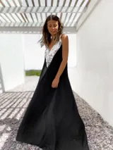 Vestido largo de fiesta color negro, con escote en V profundo decorado con lentejuelas plateadas y breteles anchos.