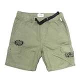 Bermuda cargo color verde oliva, con cinturón de cinta negro ajustable. Presenta un estampado de sol estilizado en el bolsillo lateral izquierdo y el logo "Critical Slide" en el bolsillo lateral derecho.