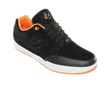 Zapatillas de skate negras con detalles en naranja, con logo de la marca en el lateral.