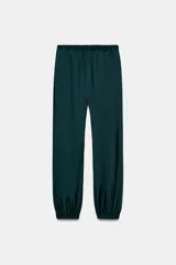 Pantalón bombacho verde oscuro de tiro medio con cintura elástica y bajo acabado en puño elástico.