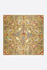 Pañuelo cuadrado de poliéster reciclado con un complejo estampado multicolor de estilo paisley, flores y aves sobre fondo mostaza.