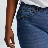 Pantalón de jean azul de corte recto, con tiro alto y cinco bolsillos.