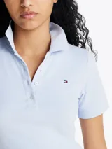 Chomba celeste de piqué de algodón orgánico elástico, corte slim, cuello de chomba y cartera de cuatro botones.