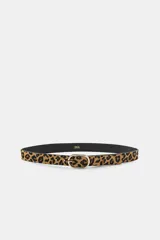 Cinturón de 3 cm de ancho con estampado de leopardo. La correa es de piel 100% y presenta una hebilla metálica ovalada de color dorado.