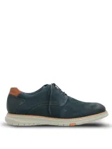 Zapato de estilo casual tipo derby, confeccionado en cuero azul marino con acabado gamuzado. Presenta detalles de costuras decorativas y perforaciones tipo brogue en los laterales, con un detalle en cuero color suela en el talón. Cuenta con cordones al tono y una suela de EVA flexible en color gris claro con tecnología de amortiguación.