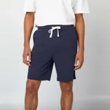 Bermudas de chándal azul marino de felpa ligera, con cintura elástica ajustable mediante cordón blanco de ajuste y bolsillos laterales.