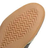 Championes Adidas Grand Court Lo color gris metalizado con las tres tiras laterales en azul marino y suela de goma color caramelo.