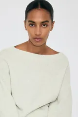Buzo de punto acanalado con escote bote, diseño oversized y hombros caídos. Presenta puños y bajo con terminación acanalada.