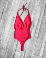 Body fucsia con escote halter y copas de crepe.