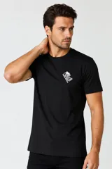 Remera de algodón negra de manga corta, con cuello redondo a la base y pequeño estampado en el pecho.