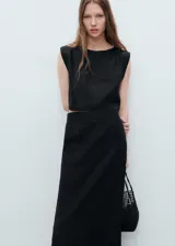 Top crop negro sin mangas, confeccionado en 100% lino, con cuello redondo y tirantes anchos.