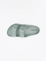 Sandalia tipo 'slide' de una sola tira ancha, color verde menta, con hebilla ajustable de dos pines.