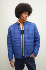 Campera roja matelaseada con cuello mao, cierre frontal con cremallera, bolsillos laterales con cremallera y puños y bajo elastizados.