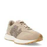 Championes New Balance 327 color beige con estampado animal print en el logo lateral.