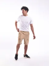 Bermuda cargo color beige, con bolsillos laterales con solapa, cintura elástica y cordón ajustable.