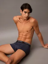 Pack de tres bóxers Calvin Klein de microfibra suave en colores azul marino, amarillo y verde. Cintura elástica con logo de la marca.