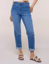 Pantalón jean tiro alto de corte recto y levemente entallado hacia los tobillos, con cinco bolsillos y dobladillo opcional en el ruedo.