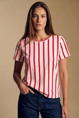 Remera de manga corta con diseño a rayas verticales rojas sobre fondo blanco, cuello redondo y corte al cuerpo.