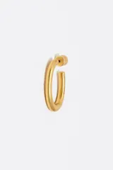 Caravanas de aro con acabado metálico dorado y cierre de presión. Presentan el logo de la marca Bimba y Lola grabado en el lateral.