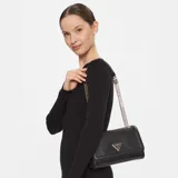 Cartera Guess modelo Noelle II de color negro, confeccionada en poliuretano con textura saffiano. Cuenta con solapa frontal con cierre magnético y detalle del logo triangular metálico en tono dorado. Posee una correa de hombro combinada de material sintético y cadena metálica dorada.