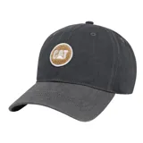 Gorra tipo baseball de seis paneles en color negro lavado, con visera curva y parche frontal circular bordado con el logo de la marca en textura de chenille.