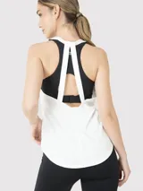 Musculosa deportiva de mujer con diseño de espalda nadadora, cuello redondo y corte regular. Confeccionada en tejido técnico liviano y fresco, ideal para actividades físicas.