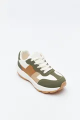 Zapatilla urbana de diseño contemporáneo con capellada que combina paneles de diferentes texturas en color negro, ajuste con cordones y suela robusta de color blanco.